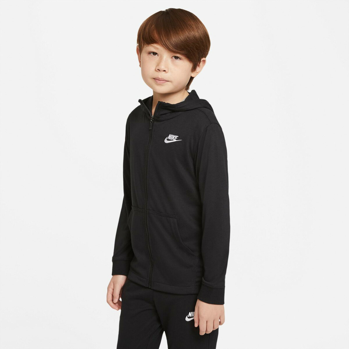 ブランドNIKE(ナイキ)商品名YTH NSW L/S ジャージ フルジップ フーディ分 類ジュニア ジャージジャケット素材・機能ポリエステル65% レーヨン35%カラーブラック(010)黒サイズ【メーカー規格(cm)】140サイズ : 身長130-140、胸囲66-69、ウエスト61-65150サイズ : 身長140-150、胸囲69-75、ウエスト65-69160サイズ : 身長150-160、胸囲75-82、ウエスト69-73170サイズ : 身長160-170、胸囲82-88、ウエスト73-76【参考実寸値(cm)】140サイズ : 着丈53、身幅37生産国ベトナム特 徴普段着としても着られるクラシック。クラシック=逸品。さっと着られて普段使いに最適なフルジップパーカー。フルカバーのフードとポケットを備えた、安心の定番スタイル。備 考バックプリント/なし上着ポケット/ファスナーなし上着すそ/ヒモなしフード/取り外し不可、ヒモなし※ジャケット前面ファスナーのスライダー(引き手)は右側に付いております。通常とは逆ですが、正規の仕様です。予めご了承ください。 ※「アウトレット」の表記は、割引率30%以上の商品を表します。中古品や傷物ではなく未使用新品です。※当店の商品は全てメーカー正規品となります。商品画像の色合いは現物に近づけるよう努めておりますが、モニター環境などにより違いが生じることがあります。 ※メーカー希望小売価格はメーカー商品タグに基づいて掲載しています。スポーツウェア トレーニングウェア S O XO 男の子 女の子 キッズ 子供用 子供 こども かわいい 服 練習着 体操服 運動着 運動会 クラブ クラブ活動 部活 学校 アウトドア 誕生日 こどもの日 娘 息子 孫 クリスマス プレゼント ギフト 小学生 高学年 中学年 低学年 通学 卒業 卒団 記念 10代 130 140 150 160 おしゃれ 初売り 2024 ネット 通販 おすすめ トラックジャケット ルームウェア 部屋着 作業着 高級 春夏秋冬 上 体操服 シニア ジャージー 運動着 部活 ジム トレーニング フィットネス ランニング アクティブ スポーツブランド