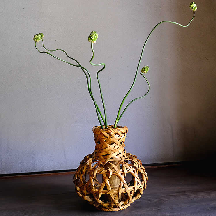 ■サイズ：約直径27×H28cm ■重さ：600g（落とし含む） ■素材：ゴマ竹 ■原産国：日本製・国産 ■箱なし白石白雲斎作 古城 ゴマ竹を使い編み込まれた珍しい花籠です。特徴的なのはオトシもゴマ竹をそのまま使っているところです。実際に花...