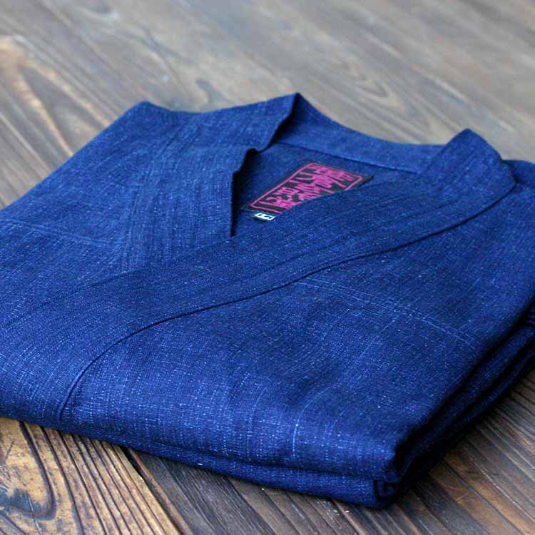 作務衣歴35年の竹虎四代目一年に365回作務衣を着る男が使い勝手を考えて後ポケットを別誂えしました 背紋に竹虎刺繍入り藍染め作務衣