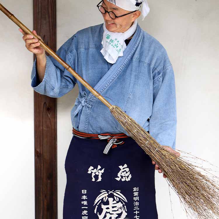 山里の名人作の竹箒職人仲間も絶賛古老の職人が五三竹の柄と厳選した孟宗竹枝で作る逸品...