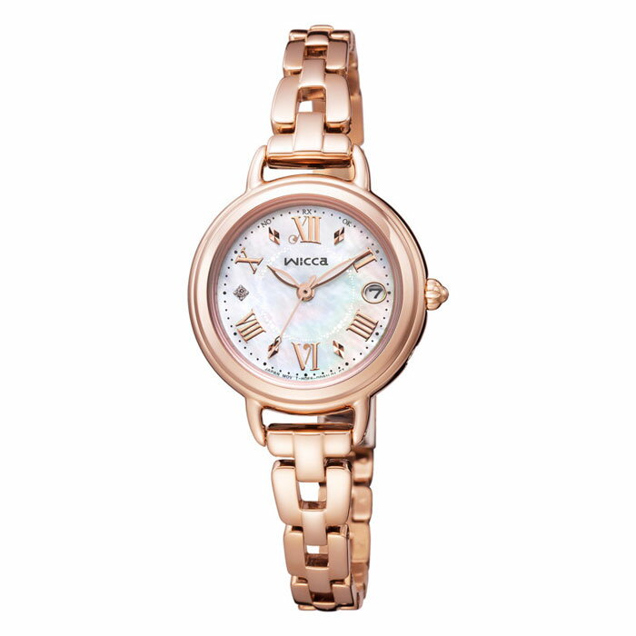 CITIZEN(シチズン)wicca（ウィッカ） 「カフェタイム」をテーマにした、アクセサリー感覚の限定モデル デザインのテーマは、「カフェタイム」。フェミニンで華奢なバンドに、白蝶貝文字板を組み合わせたアクセサリー感覚のソーラーテック電波時計です。 6時と12時の位置のくるんとしたデザインのインデックスで、カップの中で溶けだすミルクを表現。 9時の位置には角砂糖のようなスクエアのカットパーツとクリスタルガラスをセッティングしています。 文字板の中央に描かれた大小のドットパターンは、コーヒーのクレマやサイダーの泡をモチーフにしています。 限定モデルは、オーロラカラーのインデックスがきらめく特別感のある仕上がり。 メイクやファッションに合わせて印象を変えられるホワイトの替えバンドをセットした2way仕様です。 ご自身でバンドの付け替えができるインターチェンジャブル構造を採用しています。 ブランド名CITIZEN(シチズン)wicca（ウィッカ） 厚み： 4.5mm／横幅：36.6mm・ガラス：クリスタルガラス ・ケース：ステンレス　めっき（ピンクゴールド色） ・バンド：ステンレス　めっき（ピンクゴールド色） サイズ（約）厚み： 7.2mm 横幅：25.5mm ※ケースの横幅は、りゅうず及びりゅうずガードを含まず、9時位置のセンサーを含めた寸法（設計値）です。 カラーシルバー 仕様キャリバー：H0F6［ R007505］ ●精度：±15秒／月（非受信時） ●光発電：約2.5年（パワーセーブ作動時） ●機能 ・パーペチュアルカレンダー ・時差設定機能 ●防水性能：5気圧防水 ●付加仕様 ・耐磁1種 ・白蝶貝文字板 ・文字板部品：一部再生素材 ・文字板：1ポイントクリスタルガラス入　 ・インターチェンジャブル構造 ●保証期間：1年間メーカー保証 ベルトのサイズ調整についてお買い上げいただいた腕時計のサイズ調整は購入時の依頼に限り当社負担にていたします。 ※調整可能なベルトの種類はステンレス・チタン素材のみとなります。 ※商品発送後の調整・再調整は往復の送料をお客様にご負担いただきます。 【依頼方法】 手首周りの実寸サイズを測定してください。 ページ内のセレクトボックス「手首周りの実寸サイズ」よりサイズを選択してください。（0.5cm単位） ※商品によりバンド調整できる長さが異なります。 ※実寸サイズに多少の余裕を持たせてサイズ調整をいたします。 ※サイズ調整が不要の場合は「調整不要」を選択してください。 配送方法宅配便 配送地域全国（離島を除く） 送料無料（当社負担） 送料区分小サイズ その他※のし・ラッピング不可/開封後返品不可/同梱発送不可 ※実際の色と異なって見える場合がございます。 ※こちらの商品は店頭販売もしている為、在庫切れになっている場合がございます。 ※採寸は人の手で行なっており、多少の誤差が生じる場合がございます。予めご了承下さいませ。