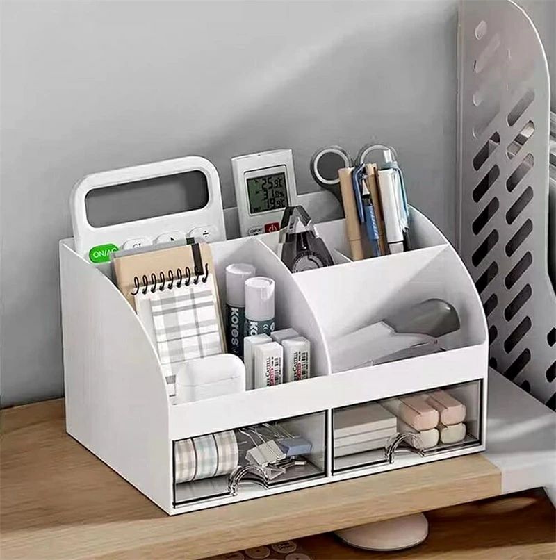 サイズ：横14.1CM×奥行き21.1CM×高さ12CM。厚めなPS材を採用し、防水性があり、お手入れも簡単です。耐久性が持ちます。6格仕切り、引き出し二つ付き、シンプルでおしゃれです。 ペンホルダー全体を6つの仕切りに分けて、万年筆、鉛筆、色鉛筆、マーカーペン、化粧品、リモコン、携帯電話など、机の上が乱れていないように整理するのに最適です。 コンパクトなデザイン、デスク上置くと場所取らない。散らかったオフィス用品や化粧品等の小物整理収納できます。簡単分類、掃除便利、使い勝手良いです。 置き場所にもさほど困らず、それでいて収納力は抜群です。自宅や職場で用途が広くておしゃれな収納キャビネット、短時間で必要なものを見つけるのに役立ちます。寝室、居間、浴室、洗面所、事務室、店舗は全部使えます。メーカー希望小売価格はメーカーサイトに基づいて掲載しています