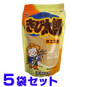 沖縄県産サトウキビで作った加工粉黒糖です。2019年3月に、当店オリジナルとして、乾燥剤入りを製造して頂けました！以前は1カ月もすれば固まっておりましたが、1カ月経過してもサラサラです！マイルドな甘さと黒糖のコクがコーヒーやお料理を引き立てます。グラニュー糖、白糖を変えて見ませんか？パンに入れて黒糖パン、煮物に入れてコクのある風味に。※出荷ロットにより空気の入り具合が異なり、サラサラ感も異なります。製造元の海邦商事は農家と連携して作物を栽培し商品開発する等、「健康に良い黒糖」や「食べやすい黒糖」等日々様々な研究開発されております。【詳細】名称　　：　加工黒糖原材料　：　粗糖（沖縄県）、サトウキビ汁（沖縄県）、蜜糖（沖縄県）内容量　：　180g（1袋あたり）保存方法：　直射日光、高温多湿を避けて保存してください。形状　　：　袋入り（ジッパー付）製造者　：　株式会社　海邦商事