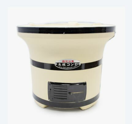 (欠品時 入荷次第出荷致します 長期お待たせする場合があります) 直径：29.5cm 高さ：25.5cm 重量：6kg 燃料を軽減、珪藻土まで火のように熱くなります。 外側は火傷するほど熱くなりません。 メーカー直送品のため代引決済はできません。 沖縄県、離島への送料はお見積りになります。取り扱いについて 火力と火持時間は通風口で調節して下さい。 通風口を全開して室外で着火して下さい。 一酸化炭素中毒防止の為、コンロの使用中は1時間に2-3回換気して新鮮な空気と入替えて下さい。 通風口を閉めたままご使用の場合は、一酸化炭素の発生量が多くなりますので必ず換気してください。 収納は、コンロが完全に冷えてから行って下さい。 過熱によるテーブル等の焦や変色防止の為、卓上でのご使用は厚い敷板や不燃ボード等をご使用下さい。 コンロに直接水をかけたり、水洗いをしないでください。 珪藻土で製造されたコンロは、使用後ひび割れが生じることがありますが、使用上なんら問題はありません。 送風機等のご使用は空気が沢山入り炭が強く燃え高温になりコンロが早くいたみますので、ご使用にならないでください。 コンロを移動する時は、木綿の厚手の手袋を使用して下さい。 化繊やゴム手袋は危険ですから使用しないでください。 しめきった部屋や車内など換気の悪い場所では絶対に使用しないでください。 コンロは常に点検しコンロ及び金具のいたみのひどいものは交換してください。 コンロ内に火がついた炭を入れた状態でコンロを移動したり持ち運ぶことは大変危険ですので、絶対におやめください。 やむを得ず移動する場合は持手の中心部を持ってください。 持手下方部分を持っての移動は持手がはずれる場合があるので危険です。また、両手持手の場合必ず両手で持ってください。 　 　珪藻土はコンロに最適な素材です。 珪藻土とは 珪藻土は大昔、淡水・海水に生じる植物性プランクトンの遺骸がそのまま海底や湖に沈み堆積してできた土です。 能登半島の約3/4を珪藻土が占め、能登半島はまさに珪藻土でできている半島です。珪藻土は無数の細かなな穴を持ち、焼きあがると断熱性にすぐれたコンロの最適な素材になります。 ●蓄熱性　他のコンロより燃料が少なくすむ。土まで火になります。 ●軽い珪藻　土は焼き上がると内部に細かい気孔ができるので軽くなります。 ●断熱性能　コンロの外側がやけどするほど熱くなりません。 ●耐火性能　丈夫で長持ち。長くご愛用できます。脱臭性能・調湿・保温性能・有害物質の吸着性能・無害 使ってみました。“まうい”な夜をいただきました。 ひとまわりもふたまわりも大きな薪たき用コンロも用意しています。　品名をクリックしてご覧ください。 品名 珪藻土 木炭コンロ 七輪 珪藻土 薪たき用コンロ 外寸法 W26cm×H22.5cm・土製火皿（小）付き W32cm×H26.5cm・土製火皿（大）付き 重量 4.5kg 8kg