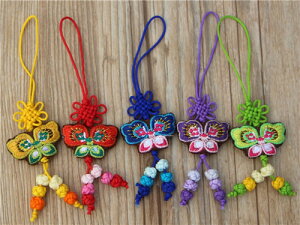 刺繍小物 中国房飾り・蝶々つるし飾り 刺繍ストラップ 手芸アクセサリー 中国雑貨・西安民芸品(赤、黄、ピンク色)
