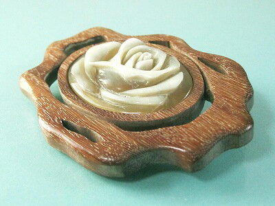 訳あり 白水牛 薔薇 ブローチ 木製透かし台 天然素材で肌に優しい 軽い手彫りのかわいいばらの花 バッファローホーン 落下防止シリコン付 おしゃれな女性に ハン...