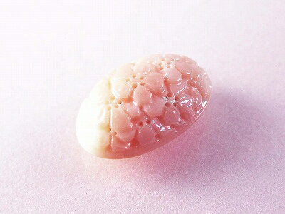 桃珊瑚 ルース 小判型サンゴに小さな花を手彫りしたパーツです 手作りのプレゼントなどいかがでしょうか 無染色さんご 桃珊瑚 ルース 小判型サンゴに小さな花を手彫りしたパーツです 手作りのプレゼントなどいかがでしょうか 無染色さんご