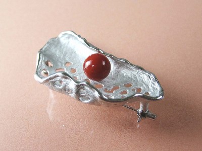 血赤珊瑚 ブローチ （のし等ギフト対応無料) 落下防止シリコン付 7.6mm玉の高知県産血赤珊瑚におしゃれなシルバーの金具 ペンダントにもなる 2WAY 無染色さんご 日本産サンゴ sango　silver (銀）