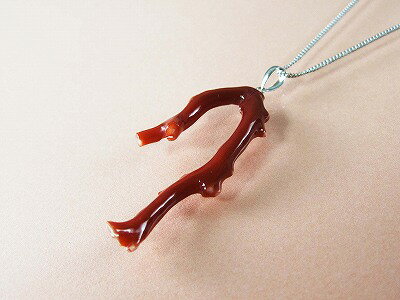 血赤珊瑚 ペンダント （のし等ギフト対応無料 ） 14金ホワイトゴールドの金具に枝型高知県産血赤珊瑚ペンダントトップ 40センチのメッキチェーン付属 無染色さんご サンゴ sango