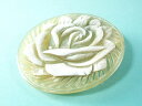 白水牛 薔薇 彫ブローチ (のし等ギフト対応無料) 丁寧な透かし彫り台 天然素材で肌に優しい 軽い手彫りのかわいいばらの花 バッファローホーン 落下防止シリコン...