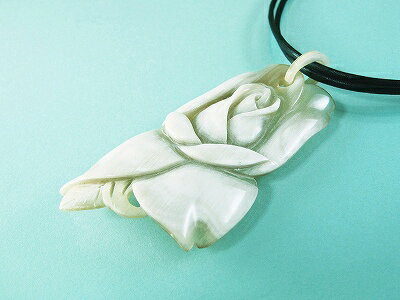 白水牛 薔薇の花 ぺンダント 縦105×横48ミリ角の丸みをそのまま活かした大ぶりバッファローホーン アジャスター付き60センチ紐 天然素材で軽いので肩こり首こり、肌が弱い方でも首元を華やかに彩れます おしゃれな女性用 ハンドメイド 白水牛 薔薇の花 ぺンダント 縦105×横48ミリ角の丸みをそのまま活かした大ぶりバッファローホーン アジャスター付き60センチ紐 天然素材で軽いので肩こり首こり、肌が弱い方でも首元を華やかに彩れます おしゃれな女性用 ハンドメイド