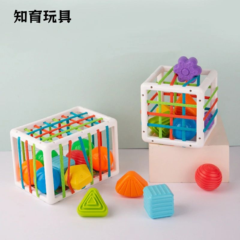 商品説明 赤ちゃんの初めてのブロックにピッタリの木製知育ボックスです。 木製なので、落ちても壊れにくく、耐久性抜群です。 ちょうどよいサイズ感で、小さなお手てでも滑らずつかみやすいので楽しく遊ぶことができます。 この大きさだと、誤飲の不安もありません。 知育ボックスの紐を引っ張ると、隙間がでて、ブロックをボックスに入れなれます。成長したお子さんが片づけの練習をするのにも役立ちます。幼児期から小学生まで長く遊べますので、贈り物にもぴったりです。 お友達や大人とアイディアを共有してごっこ遊びをすることで、社会性を養い、コミュニケーション能力を伸ばします。 ご出産のお祝いやご出産準備品、ハーフバースデーやお誕生日、初節句、クリスマス、入園のお祝いなど、ご両親からお子様へのプレゼントとしてはもちろん、おじいちゃまやおばあちゃまからお孫様へ、ご友人やお知り合いなど大切な方へのお祝い事のプレゼントとして大変喜ばれています。商品説明 赤ちゃんの初めてのブロックにピッタリの木製知育ボックスです。 木製なので、落ちても壊れにくく、耐久性抜群です。 ちょうどよいサイズ感で、小さなお手てでも滑らずつかみやすいので楽しく遊ぶことができます。 この大きさだと、誤飲の不安もありません。 知育ボックスの紐を引っ張ると、隙間がでて、ブロックをボックスに入れなれます。成長したお子さんが片づけの練習をするのにも役立ちます。幼児期から小学生まで長く遊べますので、贈り物にもぴったりです。 お友達や大人とアイディアを共有してごっこ遊びをすることで、社会性を養い、コミュニケーション能力を伸ばします。 ご出産のお祝いやご出産準備品、ハーフバースデーやお誕生日、初節句、クリスマス、入園のお祝いなど、ご両親からお子様へのプレゼントとしてはもちろん、おじいちゃまやおばあちゃまからお孫様へ、ご友人やお知り合いなど大切な方へのお祝い事のプレゼントとして大変喜ばれています。