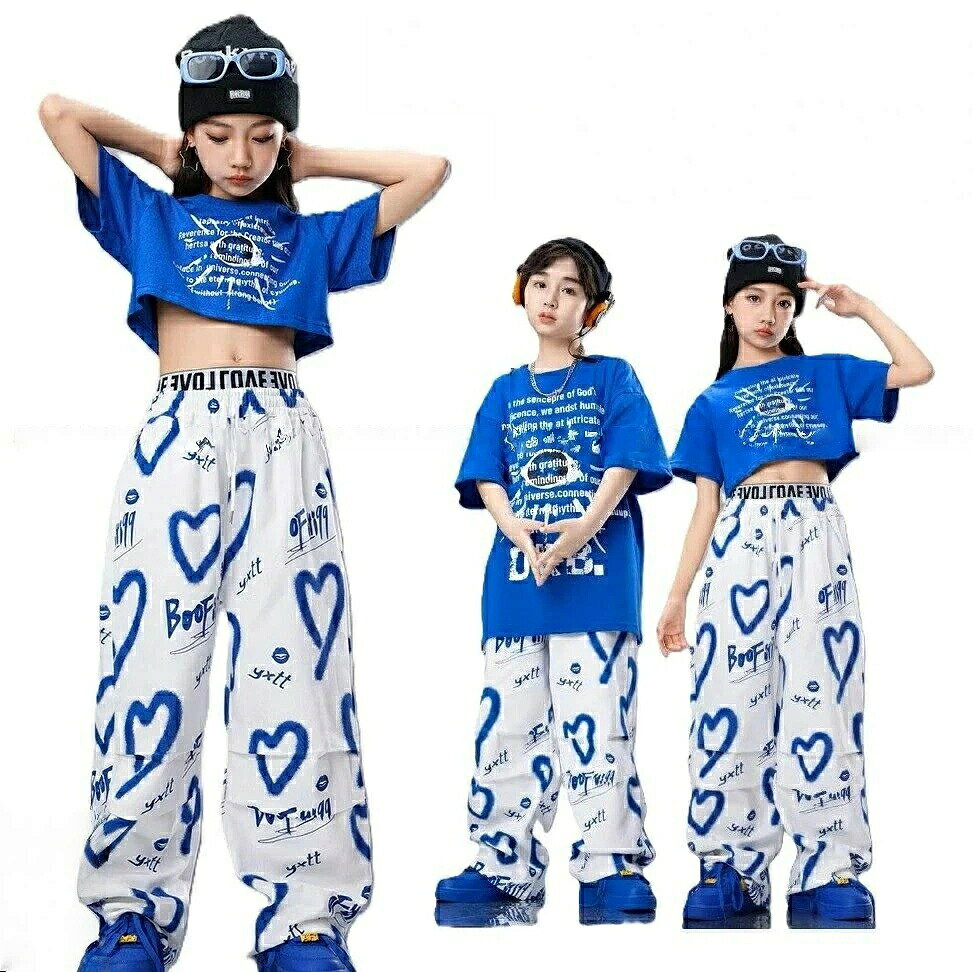 ・ブルー×ホワイトコーデが派手かわいいキッズダンス衣装!! ・ダンスの発表会衣装としてやダンスレッスン用にもおすすめ★ ・豊富なサイズ展開でチームで揃えやすい!! ＜素材＞ 【 綿 ポリエステル】 ※ストレッチあり ※裏地なし ※ウエストゴム ※パンツ両サイドポケットあり ●こちらご注文受注後にメーカー発注商品となります。なるべく早くお届けできるよう努めておりますが、発送までにお日にちがかかりますのでご了承ください。（7〜12営業日以内に発送予定（土日祝除く） お急ぎの場合は予めご使用予定日をご連絡お願いいたします。 ●多枚数、チーム単位でのご注文大歓迎!!! キッズダンス衣装,ダンスキッズ,ダンス衣装,ヒップホップ,HIPHOP,HIP HOP,K-POP,韓国,ガールズ,ダンスコンテスト,ダンス発表会,子供ダンス服,子供服,子ども衣装,子供衣装,ダンスレッスン着,練習着,ダンスウェア,目立つ,派手,かっこいい,セクシー,ダンスファッション,半袖,セットアップ,上下セット,ショートトップス,へそ出し,ヘソ出し,腹出し,セクシー,男の子,女の子,ジュニア,大人,レディース,110,120,130,140,150,160,170,180,青,白,ブルー,ホワイト・ブルー×ホワイトコーデが派手かわいいキッズダンス衣装!! ・ダンスの発表会衣装としてやダンスレッスン用にもおすすめ★ ・豊富なサイズ展開でチームで揃えやすい!! ＜素材＞ 【 綿 ポリエステル】 ※ストレッチあり ※裏地なし ※ウエストゴム ※パンツ両サイドポケットあり ●こちらご注文受注後にメーカー発注商品となります。なるべく早くお届けできるよう努めておりますが、発送までにお日にちがかかりますのでご了承ください。（7〜12営業日以内に発送予定（土日祝除く） お急ぎの場合は予めご使用予定日をご連絡お願いいたします。 ●多枚数、チーム単位でのご注文大歓迎!!! キッズダンス衣装,ダンスキッズ,ダンス衣装,ヒップホップ,HIPHOP,HIP HOP,K-POP,韓国,ガールズ,ダンスコンテスト,ダンス発表会,子供ダンス服,子供服,子ども衣装,子供衣装,ダンスレッスン着,練習着,ダンスウェア,目立つ,派手,かっこいい,セクシー,ダンスファッション,半袖,セットアップ,上下セット,ショートトップス,へそ出し,ヘソ出し,腹出し,セクシー,男の子,女の子,ジュニア,大人,レディース,110,120,130,140,150,160,170,180,青,白,ブルー,ホワイト