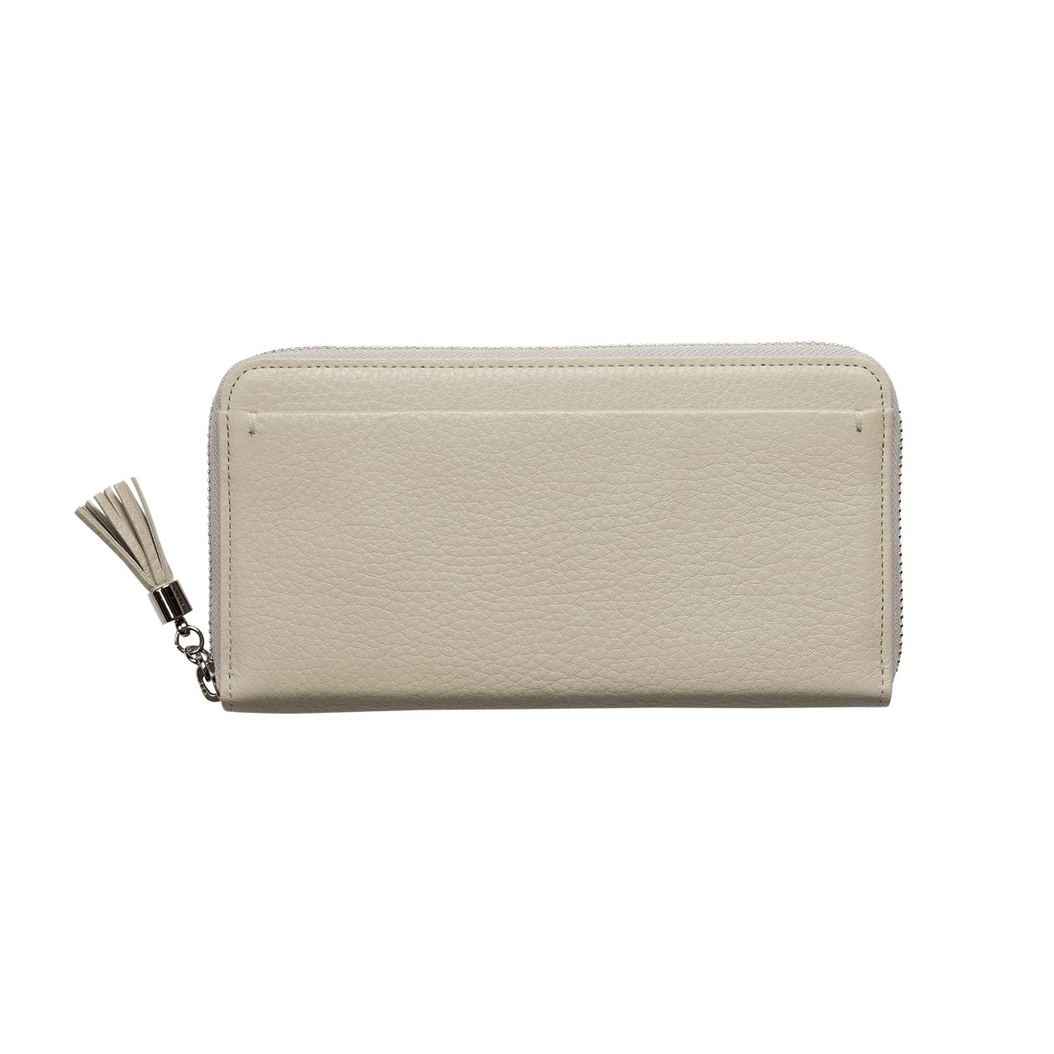 カード類も通帳もレシートもまとめておける大容量。必需品がいろいろ入れば、それだけ使うシーンが多くなるため、かさばらないシンプルさと使い心地のよさは大切なこと。このクラルテシリーズの長財布は、とことん使いこなす前提で選べるまさに理想的なレザーアイテムです。