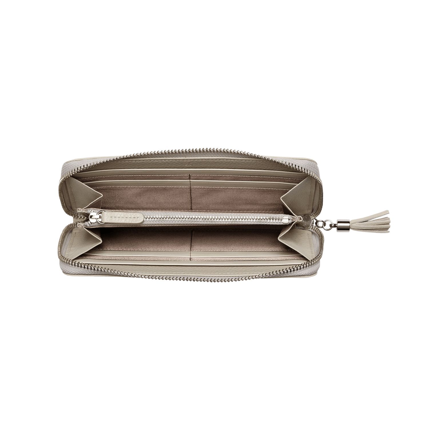 素材はほどよいハリと弾力があるソフトレザー。ファスナーがコの字に開くので、中身が見やすく、しまう時はしっかり口を閉じられるのがメリットです。動きのあるフリンジが付いていることで軽やかな印象をもたらしています。