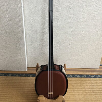 えぞ鹿の皮を貼りました。 深く優しい音色でございます。 メンテナンスフリーでございます。 樫製 今、現在一番新しくホットな和楽器です。 小さなボディからベース的な音色を奏でます。 是非、えぞ鹿の嘆きをお楽しみください。 沖縄三線界の重鎮はもとより 現、沖縄三線界のトップ 銘苅春政氏からも技術指導、知識等 ご教授いただいております。 受注生産により約1ヶ月お時間を頂戴致しております。 ご了承くださいませ。