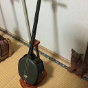 えぞ鹿の角を貼りました。 大変深く柔らか音色を奏でます。 メンテナンスフリーでございます。 カラクイハンドメイド　クオレオリジナル 槐(えんじゅ)北海道産の木材 タガヤサン製品 今、現在一番新しくホットな和楽器です。 小さなボディからベース的な音色を奏でます。 是非、えぞ鹿の嘆きをお楽しみください。 沖縄三線界の重鎮はもとより 現、沖縄三線界のトップ 銘苅春政氏からも技術指導、知識等 ご教授いただいております。 受注生産により約1ヶ月お時間を頂戴致しております。 ご了承くださいませ。