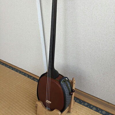 えぞ鹿の皮を貼りました。 深くまろやな優しい音色でございます。 メンテナンスフリーでございます。 タガヤサン製 今、現在一番新しくホットな和楽器です。 小さなボディからベース的な音色を奏でます。 是非、えぞ鹿の嘆きをお楽しみください。 沖縄三線界の重鎮はもとより 現、沖縄三線界のトップ 銘苅春政氏からも技術指導、知識等 ご教授いただいております。 受注生産により約1ヶ月お時間を頂戴致しております。 ご了承くださいませ。