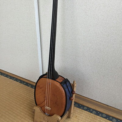 えぞ鹿の皮を貼りました。 深くまろやな優しい音色でございます。 メンテナンスフリーでございます。 タガヤサン製 今、現在一番新しくホットな和楽器です。 小さなボディからベース的な音色を奏でます。 是非、えぞ鹿の嘆きをお楽しみください。 沖縄三線界の重鎮はもとより 現、沖縄三線界のトップ 銘苅春政氏からも技術指導、知識等 ご教授いただいております。 受注生産により約1ヶ月お時間を頂戴致しております。 ご了承くださいませ。