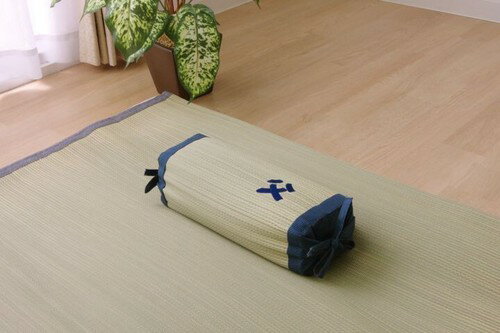 【エシカル（地域）】国産のイ草を使用した イ草枕です。枕の左右には高さ調節用のヒモ付き。 左右のヒモをきつく結べば高めの枕に ゆるく結べば低めの枕になって便利です。 少し小さめのサイズですので 横のヒモをほどいてお子様用の枕としても ご使用頂けます。 快眠い草の効能として 1．綿の約2.5倍の吸湿力 2．蒸れにくい。 　汗による湿気を吸うことにより温度を 　下げ快適な就寝を促します。 3．汗のにおいを軽減。 　汗のにおいの元となる化学物質を 　90%以上抑えます。 国産（九州産）のしなやかなイ草を 使用していますので、柔らかく すべすべしたとした肌触りです。 中材には通気性のよいポリエチレンパイプを 使用しています。パイプのため通気性がよく 熱がこもりにくいのが特長です。 い草の表面に天然青森ヒバ加工を施しています （抗菌・防臭効果）。 青森県のヒバの木から抽出した「ヒバ油」を メーカー独自の技術で材料や商品に加工しました。 「ヒバ油」には、ヒノキチオールという 天然物質としては極めて抗菌性の高い成分が含まれ 医療や食品など多分野で利用研究が進められています。 サイズ 約30×15cm 素材 素材:側地=い草(九州産)※メセキ織 中材=ポリエチレンパイプ100% ヘリ=綿100% 生産地 日本(純国産）