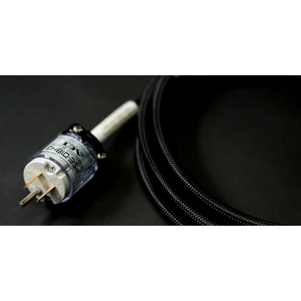 同価格帯最もハイスピード 商品説明 程よい硬さとしなやかさで、ハンドリングに優れたKS-0：メドゥーサ（KOJO TECHNOLOGY）のケーブルを使用し、コンセントプラグにPSE-018V2HG、インレットプラグにPSE-320HG（共にaet製）を採用。 前モデルのKS-3（エウリュアレ）に比較し、高域の再生能力と解像度に優れており、これまで以上に音像がハッキリ伝わる、モニターならびにハイレゾ指向モデルです。KOJO TECHNOLOY同価格帯のケーブル群史上、もっともハイスピードなモデルと言え、余計な低域（ブーミー感）が少ない他、キレ、アタックともに現代系の音楽的まとまりを持つ逸品です。【仕様】定格:15A 125Vケーブル:HVCTF 3×2SQ 20sq / 37本x0.26Φ / 3芯構造 / 外径8.4Φコンセントプラグ:PSE-018V2HG aet製 金メッキインレットプラグ:PSE-320HG aet製 金メッキ