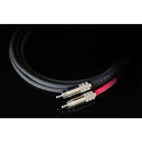 Luna Cableならではのエッセンスがしっかりと詰まっています。 商品説明 GRIS（グリ）シリーズはLuna Cableのエントリークラスでありながら、独自開発のNeo Vintage（LCNV)導体やワックスドコットンを使用 LCNV導体はLuna Cable独自の配合で銅導体を製造。最先端の加工機では得られない音楽表現力を追求し、ビンテージ加工機で線材加工を行っている非常に価値の高い自社製導体です。さらにそれを錫メッキ加工し更にワックスドコットン絶縁加工を施すことにより、音楽のフォーカスを向上させ、ワックスドコットンの制振効果で非常に自然で滑らか、そして豊かな音楽を届けます。・1x24AWG（7x32AWG）/極性・錫メッキNeo Vintage銅導体・ワックスドコットン絶縁体・錫メッキ銅メッシュシールド・コットンジャケット