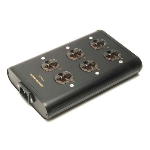 オーディオグレードコンセント&インレット採用。 商品説明 現在最も導通特性に優れたテフロン絶縁 PC-TripleC 内部配線。グリーンカーボランダムにより完全非接触に電源ノイズとグラウンドノイズを消滅 。 【オーディオグレードコンセントとインレットを採用】無メッキ製オーディオグレードコンセントとオーディオグレードロジウムメッキ製インレットを採用して、他の廉価版電源BOXとは別次元の導通特性を実現しています。電極素材には導通特性に優れたリン青銅を使用し、一般的な黄銅製電極に比べて10％以上導通率が向上します。【内部配線にテフロン絶縁PC-TripleC単線を採用】内部配線にはPC-TripleC単線導体を採用しています。 鍛造製法による世界初の音響専用導体PC-TripleCは電気の流れを妨げない 横方向に連続した結晶構造となっている超高密度な導体です。 また絶縁材には比誘電率に優れたテフロンを使用しています。 どんなに優秀な導体を使用しても比誘電率の悪い塩ビ(PVC)などを絶縁に使用しますと 導通特性は著しく低下してしまいます。 比誘電率は電気の流れを妨げる力を表す数値で塩ビの比誘電率が5.6と大きいのに対して テフロンは2.2と非常に低いため圧倒的な伝送スピードを実現します。【仕様】W210 × H35 × D130mm 質量:約 645g