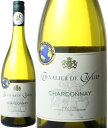 ワイン名Chevalier de Caylus Chardonnayワイン種別白ブドウ品種シャルドネ生産者アルマ・セルシウス生産地などラングドック・ルーション　原産地呼称IGPオックその他備考「コンクール・キラー」の異名を持つ、コスパ抜群の白ワインをご紹介します。 このワインを造っているのは、1937年に設立されたラングドック地方の優良生産者組合アルマ・セルシウス社。120あまりの生産者が所属しており、3つの村にまたがる1200haもの畑を所有しています。 そんな彼らの造るワインの累計販売本数は、500万本以上！ 毎年様々なコンクールで金賞を受賞し、そのコストパフォーマンスの良さで業界誌でも高い評価を得ています。 その高い品質を保ち続ける理由…それは、シャルドネの得意な造り手にはシャルドネのワインを、といったように、得意を生かす人選でワイン造りを行っていること！ また、若手醸造家とベテラン醸造家が、必ず同じチームとなるそうです。若手はベテランに教えを乞い、その技術を受け継ぎ、そしてまたその技を次世代へ受け継いでいく、というとても良い循環が起こっており、高品質のワインを造り続けることができるそうなのです。 ご紹介するシュヴァリエ・ド・カイユスは、 毎年連続して金賞を取り続けている、特に品質の高いものを選りすぐった、日本限定のキュヴェ。 熟したりんごやパイナップルのようなトロピカルフルーツのアロマに、オレンジやレモンなどの柑橘を思わせるフレッシュな酸味が加わります。余韻にほろ苦さを残す、成熟した果実を存分に味わうことのできるシャルドネです。 コンテストで金賞を取り続ける コスパ抜群で高品質な南仏シャルドネ。 この機会にぜひお試しください！