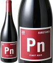 ワイン名Wines of Substance Pinot Noirワイン種別赤ブドウ品種ピノ・ノワール生産者ワインズ・オブ・サブスタンス生産地などアメリカ　ワシントン原産地呼称AVAコロンビア・ヴァレーその他備考有名ワイン誌でも特集で組まれるほど、世界的に人気を博すチャールズ・スミス。その奇抜な風貌から「ワシントンの奇才」と呼ばれる彼は、数々のブランドを持っていますが、当初「アメリカで一番コスパの良いカベルネ・ソーヴィニヨンを造る」コンセプトのもと、立ち上げられたのが、このワインズ・オブ・サブスタンスです。このカベルネ・ソーヴィニヨンの成功（とてもコストパフォーマンスの高いワインで、おススメです！）の結果、ほかのブドウ品種にも広げ、いまではシングル・ヴィンヤード・シリーズをリリースするまでに至りました。そしてついにピノ・ノワールをリリース！ワシントン州でピノ・ノワールというとかなり珍しく新しいですが、味わいはクラシカル。赤いベリー系の華やかなアロマとフレッシュな酸味、キノコのような旨味も感じられる1本です。ついに登場サブスタンス・ブランドのピノ・ノワール！ぜひお試しください！