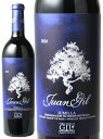 ワイン名Blue Label / Bodegas Juan Gilワイン種別赤ブドウ品種モナストレル　カベルネ・ソーヴィニヨン　シラー生産者ボデガス・ファン・ヒル生産地などスペイン　原産地呼称DOフミーリャその他備考ボデガス・ファン・ヒルは、1916年に設立されたボデガで、スペインのワイン産地フミーリャを代表する生産者として日本でも非常に人気があります。 一役その名を日本中に広めたのが、当店でも春先にかけ絶大な人気を誇るワイン「クアトロ・メセス　サクラ　SAKURA」です。金色のラベルの中に咲き誇る満開の桜のデザイン。さらに1000円台にも拘らず、モナストレルの良さを目いっぱい引き出した文句なしのフルボディでそのコスパの良さも衝撃を与えました。 そんなファン・ヒルは、桜ラベルとシルバーラベル、そしてこちらのブルーラベルがあります。 シルバーラベルは、あのロバート・パーカー氏が「価格が5倍の一流ボルドーにも引けをとらない！」と絶賛するほどのクオリティなのですが、ブルーラベルはその上を行くトップキュヴェと思って下さい！ 樹齢55年以上、収量も抑えて生まれる凝縮したモナストレルを使用し。一口飲んで、「ああ美味しい！」と素直に感じて頂ける素晴らしい味わいに仕上がっています！ 18ヶ月間のバリック熟成により生まれる、熟した黒い果実の力強いアロマに溶け込んだスパイスやカカオ、トーストの香り。熟した果実に気品ある酸、どっしりとしたタンニンが混然一体となり、グラスの中で花開く…。収量を抑えた3種のブドウをブレンドすることにより生まれた、とびきりの凝縮感と複雑さを是非お楽しみ下さい！ サクララベルはこちらから＞＞ シルバーラベルはこちらから＞＞