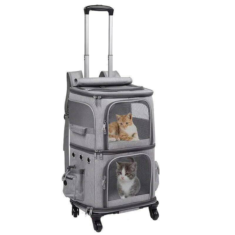 ペット用 多機能キャリーバッグ 耐荷重 12kgお散歩通院旅行時にペットと快適に移動できる、多機能キャリーバッグです。丈夫で通気性抜群な素材耐久性のある上質ナイロン生地を使用し、ペットの引っ掻き噛みつきに強く丈夫です。前面と両サイドはメッシュ素材で空気がこもりにくく、夏場でもムレずに快適。メッシュ窓から中のペットの様子をいつでも確認できます。安心の安全設計バッグ内部にリードが付いているので、ペットが急に飛び出す心配がありません。遮光素材で紫外線や眩しい日差しからペットを守り、知らない場所でも落ち着いて過ごせます。3way で使えて移動ラクラク付属の静音ユニバーサルホイールはワンタッチで着脱可能。車輪を付ければキャリーケースとして、取り外せばショルダーバッグ手持ちバッグとしてシーンに合わせて使えます。耐荷重 12kg で、中型犬猫はもちろん、多頭飼いでも 2 匹同時に入れられます。ブルーグレーブラックの 3 色展開です。ペット用 多機能キャリーバッグ 耐荷重 12kgお散歩通院旅行時にペットと快適に移動できる、多機能キャリーバッグです。丈夫で通気性抜群な素材耐久性のある上質ナイロン生地を使用し、ペットの引っ掻き噛みつきに強く丈夫です。前面と両サイドはメッシュ素材で空気がこもりにくく、夏場でもムレずに快適。メッシュ窓から中のペットの様子をいつでも確認できます。安心の安全設計バッグ内部にリードが付いているので、ペットが急に飛び出す心配がありません。遮光素材で紫外線や眩しい日差しからペットを守り、知らない場所でも落ち着いて過ごせます。3way で使えて移動ラクラク付属の静音ユニバーサルホイールはワンタッチで着脱可能。車輪を付ければキャリーケースとして、取り外せばショルダーバッグ手持ちバッグとしてシーンに合わせて使えます。耐荷重 12kg で、中型犬猫はもちろん、多頭飼いでも 2 匹同時に入れられます。ブルーグレーブラックの 3 色展開です。