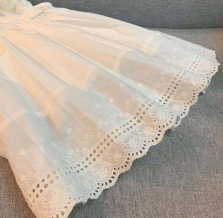 商品説明="2"> 商品名上質で高級感溢れるすごくかわいい女の子ワンピースです。コットンで、肌さわりがいいし、着心地も快適です。涼しげな素材のワンピースは夏のマストアイテムさらっとした着心地なので暑い日もストレスフリーに過ごせます。 素材綿 生産国中国 サイズ【90】着丈49cm バスト42cm 【100】着丈52cm バスト46cm【110】着丈58cm バスト50cm 【120】着丈62cm バスト54cm 【130】着丈66cm バスト58cm【140】着丈73cm バスト62cm セット内容ワンピース 注意PC環境・光の具合により、色や素材のイメージが写真と若干異なる場合がございます。モデル・写真に使用されているアクセサリー・小物は別途記載が無い限り付属いたしません。商品に不良があった場合は、商品到着から5日以内にご連絡いただければご返金・交換対応させて頂きます。商品のサイズは、全て平置きにて外寸を測定しております。商品によっては+-0.5cm〜1cmの誤差が発生してしまう場合がございます。該当商品は他店と在庫共有です。タイミングにより、在庫ズレが生じる場合がございます。予めご了承ください。 .このワンピースは子供服で女の子向けの可愛いシンプルなデザインが特徴です。白ホワイトカラーのベビーワンピースや子どもドレスとして通学通園、夏服、袖なしノースリーブ仕様で快適な着心地を実現。カットワークやレース、ショルダーフリルがアクセントとなり、お出掛け着、リゾートやカジュアルにも最適。90 100 110 120 130 140の豊富なサイズ展開でキッズやジュニアにも対応。春夏秋冬の季節に着用可能で、普段着やパーティー、お祝い、遠足、保育園、幼稚園、旅行など多様なシーンに適用。軽量で通気性が良く伸縮性と柔らかい素材を使用し、洗濯も簡単。人気の夏用ファッションとしてプレゼントやギフトにも最適です。。 指定された配送時間は承っておりません。【グリッターショップ】
