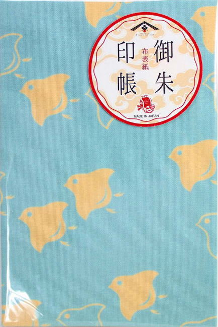 ■商品詳細 ・商品サイズ≒W130×H185×D16mm(外装)、W124×H184×D15mm(商品) ・折山数：11山 ・本体表地：布 ・中身：和紙奉書 ・表紙の裏に内ポケット付き。拝観チケットやメモなどの保管に ・日本製 ■大切なお知らせ ・3980円(税込)以上送料無料ラインについて：　メール便での発送商品に関して日付指定が必須、対面受け渡し等、配送方法の指定をご希望の　方は差額が発生いたしますので備考欄にてご相談ください。 　北海道は3980円以上でも+1000円の配送料が、沖縄及び離島は9800円以上でも+1500円の　配送料がかかります。 ・ご注文個数によっては複数個口、または他の配送方法となります。その場合の差額は後ほど　店舗受注メールにて修正いたします。 ・お使いのモニターの発色の具合により実際の商品の色と異なる場合があります。 ■送料 ・各配送方法の詳細及び金額はこのページの下記一覧表をご参照ください。 ■ラッピングについて ・ギフトの詳細指定やメッセージはご購入手続きページにてご記入頂けます。 ※ギフト対応についてはコチラ 御朱印帳 ご朱印帳 御朱印 ご朱印師匠：日本の文化って特異だよね。 弟子：どういうとこが特異なんです？ 師匠：たかだか100年前の母国の文字が読めないとかさ。 弟子：言葉は生きてますからね。 師匠：どうかすると50年前でもアヤシイよな。 弟子：勉強不足だからですよ。 師匠：勉強？勉強しないと読めない事自体がおかしいだろ？ 弟子：まぁね。そう言われればそういう気もするね。 師匠：家を建てても瓦は使わないし。 弟子：効率ですかね。 師匠：瓦は空手家しか使わないよな。 弟子：それは違いますね。 師匠：髷を結うのもやめた。 弟子：効率ですかね。 師匠：ヘルメット被ったら訳が分かんない髪型になるからね。 弟子：それは違いますね。 師匠：筆を使うこともやめた。 弟子：効率ですかね。 師匠：いつまで洗っても墨汁が出てきてイライラするからね。 弟子：それは違いますね。 師匠：着物を着るのもやめた。 弟子：効率ですかね。 師匠：自転車に乗ってコンビニに行けないもんな。 弟子：それはそうかもね。 師匠：そんなに効率が大事ならハンコよりサインでいいじゃん。 弟子：それ不思議ですよね。僕もそう思います。 師匠：日本ってね、文化を踏襲しないで壊して進むんだよ。 弟子：大げさだなぁ。 師匠：独自の文化を進化させたんじゃなくて、西洋を取り入れて発展した感じ。 弟子：そうかなぁ。 師匠：身の回りは西洋文化ばっかりだよ。 弟子：だって便利なんだもん。 師匠：自分の名前をひっくり返してまでなんで西洋に媚びたいんだろう？ 弟子：媚びてるワケじゃないんじゃないの？ 師匠：度々言うが、日本には日本の伝統様式美を表す言葉がないんだよ。 弟子：というと？ 師匠：ここに非常に日本の伝統様式美なブローチがあったとする。 弟子：うん。 師匠：それを見て何と言う？ 弟子：和風ブローチ。 師匠：だからさ、「和風」って「和っぽい」ってことだ。和じゃない。 弟子：じゃ、和柄ブローチ。 師匠：ブローチの形状が和だとしたら？柄じゃなくて。 弟子：和形状ブローチ。 師匠：工業製品か。 弟子：なんて言えばいいの？ 師匠：だからないんだよ。古より日本人はその言葉を考えなかった。 弟子：なんでだろうね？ 師匠：でも日本人は伝統美とか雅とか和を感じさせるとか原風景とかが好き。 弟子：ですよね。みんな大好き。 師匠：だから現在でも伝統にこだわって作品を作り続けている会社もある。 弟子：それを紹介していこうと。そういうことですね。 師匠：うん。 弟子：積極的に生活の中に和を取り入れて愛でよう。と。 師匠：うん。 弟子：相変わらず回りくどいですね。 師匠：そう？言い足りないくらいなんだけどな。 弟子：じゃさ、古より受け継がれてる日本の伝統文化はないの？ 師匠：あるさ。 弟子：なになに？ 師匠：お正月。 弟子：わかるーーー！！お正月って絶対的伝統だよねー。 師匠：あとは、お箸とこけしかな？