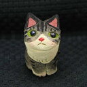 ■商品詳細 ・商品サイズ≒W2.5cmxH4.3cmxD3.7cm ・陶製品 ・画像商品のお届けです ・作家：須永みいしゃ 氏 ・陶人形作家 ・犬の置物　猫の置物　招き猫制作 ・作品を見て下さった方が穏やかな気持になるような優しい気持ちが 　味わえる、そういう作品が表現できたらと思っています。 ・1997年那須烏山市に築窯。身近な動物　犬や猫など作陶 ・2009年5月20日114号「月刊陶遊」掲載 ・2009年度～2016年毎年 瀬戸市来る福まねき猫まつり 　「にっぽん招き猫100人展」入選 ■大切なお知らせ ・3980円(税込)以上送料無料ラインについて：　メール便での発送商品に関して日付指定が必須、対面受け渡し等、配送方法の指定をご希望の　方は差額が発生いたしますので備考欄にてご相談ください。 　北海道は3980円以上でも+1000円の配送料が、沖縄及び離島は9800円以上でも+1500円の　配送料がかかります。 ・ご注文個数によっては複数個口、または他の配送方法となります。その場合の差額は後ほど　店舗受注メールにて修正いたします。 ・お使いのモニターの発色の具合により実際の商品の色と異なる場合があります。 ■送料 ・配送方法の詳細及び金額はこのページの下記一覧表をご参照ください。 ■ラッピングについて ・ギフトの詳細指定やメッセージはご購入手続きページにてご記入頂けます。 ※ギフト対応についてはコチラ 猫の焼物 ねこのやきもの 猫 ねこ ネコ 焼き物 焼物 陶芸 招き猫師匠：ところでさ、お前干支くらいちゃんと言えるよな？ 弟子：干支ですか？言えますよ。ねーうしとらうー………。 師匠：そうそう。 弟子：なんなんです？ 師匠：12支の一番といえば「ねー」…つまり猫だ。 弟子：もしもし？ 師匠：というワケで猫を紹介しようと思………。 弟子：そこまでして猫を擁護しますか。 師匠：そういうわけじゃないけどさ。 弟子：猫はネズミに騙されて1日遅れちゃったんですから諦めて下さいね。 師匠：ふん。くだらんな。 弟子：そうじゃなかったでしたっけ？ 師匠：何がだよ。 弟子：神様への元旦の挨拶ですよ。 師匠：何の神様だよ。 弟子：お釈迦様。 師匠：お釈迦様って紀元前6〜400年の事だよ。諸説はさておき。 弟子：はぁ。 師匠：猫さんは紀元前3000年頃からエジプトでは壁画に描かれた神様だよ。 弟子：マジですか。 師匠：何で大先輩が後輩から呼び出し食らって挨拶に行かなきゃならんのだ？イミフだよ。イミフ。 弟子：やっぱり腹立つからそういう理論武装があるんですね。猫の人はね。 師匠：そもそも5番目に龍が挨拶に来た時点で神様の神殿なんかぶっ壊れただろうがな。 弟子：乱暴そうですもんね。 師匠：12支に猫さんさえ入っていれば12年に一度は物凄い経済効果があっただろうに。数京円規模の。 弟子：それはそう思いますね。世の中のあり方の何かが変わってたような気がしますね。 師匠：猫年を挟んで前後半年づつ、計2年は猫景気があるはずだよ。 弟子：干支に猫が入ってない気に食わなさ加減が半端ないですね。 師匠：だって………。 弟子：ところでなんで猫って商売繁盛になったんです？ 師匠：可愛いからじゃないか？ 弟子：なんで猫って商売繁盛になったんです？ 師匠：農作物を食べるネズミを猫さんが華麗に退治するだろ？ 弟子：うん。 師匠：作物被害がなければ当然作り手は増収する。 弟子：うんうん。 師匠：増収すれば耕作地も増やせるしまた増収する。商売繁盛で幸せな生活。 弟子：にゃるほど。猫サマサマだにゃ。 師匠：そういうのはいいから。恥ずかしくなるから。 弟子：猫は紀元前からずっと大事にされ続けてるワケですね。 師匠：寛政三年にネズミが異常発生した時には優良な猫さんは七両弐分で取引されたらしいよ。 弟子：寛政三年て？ 師匠：江戸中期頃。 弟子：七両っていくら位だったのかな？ 師匠：1両＝13万円として91万円だね。 弟子：そりゃスゴイですね。 師匠：普通の猫さんで五両、子猫で二、三両。 弟子：にわかに信じがたいですね。それ換算金額が違うんじゃないの？ 師匠：日本銀行金融研究所貨幣博物館の資料に従ってみました。 弟子：そうなんだ。大変な金額ですよね。 師匠：それほどまでに猫さんは役に立つし可愛い存在だったんだね。 弟子：じゃさ、招き猫ってのはいつからなの？ 師匠：江戸の後期くらいらしいね。 弟子：意外と遅いような気がしますね。 師匠：招き猫というと浅草神社の鳥居辺りで売られたとされる丸〆猫というのが興味深いね。 弟子：まるしめねこ？ 師匠：お尻の所に「○に〆」の印が入ってるの。現存数は極めて少ないよ。 弟子：ミステリアスな感じですね。丸〆ってどういう意味なの？ 師匠：○は銭。〆は占めるだよ。銭を占める。フハハフハハ。 弟子：ホントに昔の商人は気が利いてますよね。 師匠：これがメガヒットで招き猫が全国に流布…と言うと語弊があるかも知れないしないかも知れない。 弟子：ま、こういうのは諸説ありますよね。他にはないの？ 師匠：更に古くは四天王寺に猫の門という門があって、ここで猫の置物を売っていたらしいね。 弟子：猫の門？なんてお洒落！ 師匠：今でもあるよ。左甚五郎作。東照宮の眠り猫と一対で大晦日と元旦に鳴き合ってる。かわいー。 弟子：ちょっと行ってくる。 師匠：まあ、そんなこんなで現在でも猫はあらゆるモチーフにされ続けられてるね。可愛いからね。 弟子：そうですね。そんな様々な猫たちをここで紹介するんですね。 師匠：家内安全、商売繁盛、祈願成就……猫には幸福の全てが詰まっているからね。 弟子：おおげさだなぁ。もー。 師匠：大袈裟じゃないよ。さあ、世界にただ1つだけの猫をどうぞ。