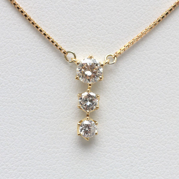 商品名 トリロジーネックレス 宝石名 ダイヤモンド《0.309ct/0.110ct/0.104ct》 素材 K18 サイズ 全長：約40.5cmモチーフ：約 横0.4cm×縦1.3cm 重さ 約2.8g 付属品 - 状態 Aランク(USEDにより若干の小キズはございます) コメント 3連のダイヤモンドが存在感を放つ、トリロジーネックレスです★とにかくダイヤモンドが美しく輝いてます！K18という素材を使っておりますので、地金積立・ゴールド資産としてもオススメ！中古品の為細かな擦れキズがございますが、装着時に目立つような大きなキズはございません。この機会に是非いかがでしょうか？ その他 店頭にて現物確認可能です。 担当：NISHI 管理番号 13962
