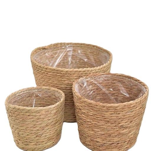 商品仕様:素材:ラタン素材、セット内容:異なるサイズの鉢カバー*3個セット、サイズ:大:直径20cmx高さ15cm、中:直径17cmx高さ13cm、小:直径15cmx高さ11cm。 優れた素材:高品質のラタンで編まれたこのバスケットは、プラスチック製のインナーライナーを備えています。外側のラタンは優れた通気性と独特の自然な風合いを備え、植物の根にとって健全な環境を作り出すとともに、素朴な装飾効果も提供します。内側のプラスチックライナーは優れた防水性、耐腐食性、耐久性を備え、土や水を直接貯蔵しても漏れや腐食の心配がなく、室内を乾燥して清潔に保ちます。 多目的フラワーバスケット:様々な植物のニーズに合わせて、小、中、大のサイズをご用意しています。シンプルでスタイリッシュなデザインで、水漏れ防止のプラスチックライナーが付いているので、実用性も抜群です。この編み込みフラワーポットは、お気に入りの花をを植えて、屋内シーンをより美しく鮮やかな、芸術的なお部屋の装飾を演出するだけでなく、他のアイテムの収納や整理にも使え、耐久性にも優れています。