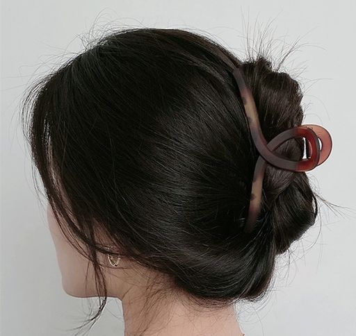 【バンスクリップ・大きめ・使いやすい】RAFEIOのヘアクリップは長さ12.5cmもあり、髪が長くて量が多い方も使用できます。料理を作る時や、お風呂に入る前に、寝坊してしまった慌ただしい朝も短時間で髪をきれいにまとめることができ、挟むだけで可愛くてオシャレになれます。 【おしゃれな髪留め・新作】RAFEIOのヘアクリップは旧型モデルの良さをもとに、新色としてグラデーションカラーが追加され、おしゃれさがグレードアップされました。旧型モデルのヘアクリップと違うスタイルに変われるので、ぜひ、一度にお試してください。 【素敵な布製収納袋付き】RAFEIOのバンスクリップはギフト用とお考えの方や、持ち運びたい方に便利でおしゃれな布製の収納袋を用意しました。親友の誕生日、母の日や彼女へのギフトとしてもピッタリです。 【髪に優しい】RAFEIOのヘアクリップは髪の毛に優しいアクリル樹脂を採用しており、髪の毛が痛む心配はありません。すぐ壊れたり、色褪せたりしない丈夫な作りで、長くに使用できます。
