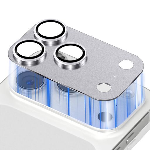 【対応機種】 このカメラフィルムは iPhone 17 Pro Max に専用設計、従来品のガラス製と違って、本製品はアルミニウム合金+9H硬度強化ガラス製、本体に融合していく、一体感と高級感が溢れています。擦り傷や衝撃からカメラレンズをしっかりと守られます。 【3D全面保護】本製品はレンズ部分は強化ガラス製で、9Hの超高硬度を持ちます。カメラのデザインよりも高く、スクラッチ防止し、ユーザー様の携帯電話カメラレンズを衝撃や通常の損傷から保護します。スマートフォンを落とした場合でも、飛散や割れてのことも完全防止し、本体に傷がつきにくく、カメラレンズへの傷や衝撃を最大限に防ぎます。 【超高透過率・極薄型】強化ガラスに光学コーディング層(AR)技術を採用して、高い光の透過率を長く維持しています。カメラの元々の高画質が損なわれなくてそのままに映します。光の反射の強い物を撮る時も屈折する光線の妨害がありません、わずか0.2mm極薄型で、違和感もなく本体の設計も損なわないです。 【露出オーバー防止】保護フィルムにはフラッシュ撮影でカバーが光ってしまう現象を防止し、露出オーバー防止とフレアシールドを対応できます。