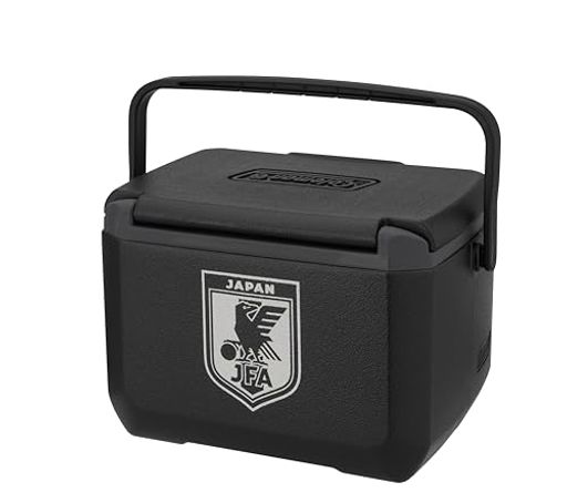 コールマンからサッカー日本代表オフィシャルライセンス商品として、テイク6、テイク9のクーラーとアイスブリックの発売開始! 【使用シーン】ピクニックや海水浴などのアウトドアレジャーやスポーツで活躍します。暑さが気になる屋外でのクラブ活動・部活・スポーツ大会や運動会などの飲料・お弁当の保冷に役立ちます。ドライブの車内用クーラーでも重宝します。 【容量4.7L】350ml缶が6本入るサイズ、500mlペットボトルも横置き収納可能です。 【サーモオゾンインサレーション】製造工程で発生する炭素排出量を軽減させる素材(サーモオゾンインサレーション)をクーラーの断熱材に使用し、環境に配慮して製造されています。 使用断熱材は製造時液状の為クーラー内部の隅々まで充填され、より高い保冷力を実現します。 【ニューライズドボトム】クーラーの底面に空気の通り道を設けて、地面に直接クーラーを置く際に地面の熱の影響を受けにくい構造となっています。 食べ物を入れる際は必ず袋や容器に入れてからご使用ください