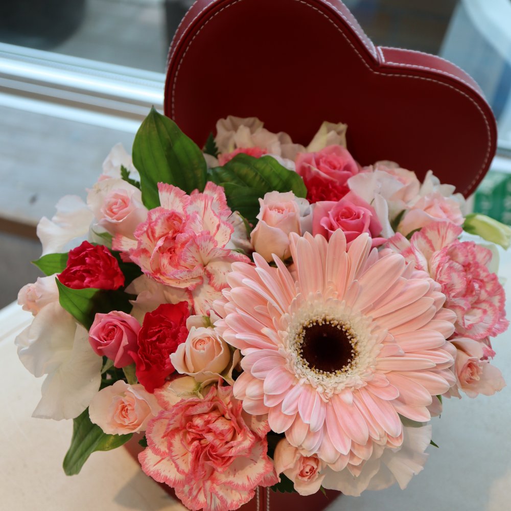 057【ハートボックスアレンジ】 生花 花束 フラワーアレンジメント 洋風 可愛い お祝い 発表会 誕生日 ..