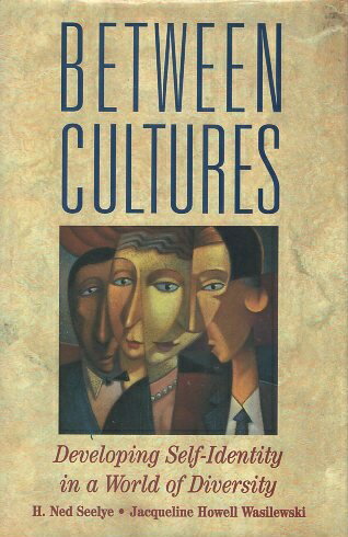 yÁzBetween Cultures: Developing Self-Identity in a World of Diversity / H. Ned Seelye Jacqueline Howell Wasilewski / Ntc Pub Group