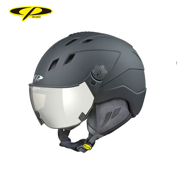 メーカー希望小売価格はメーカーカタログに基づいて掲載しています CP　シーピー スキーヘルメットCPCC402 / CP CORAO+ バイザー付きODSA(全方向衝撃吸収システム)を搭載したモデルCORAOシリーズの全てにスライド式のベンチレーションを採用。グローブ着用のまま開閉が可能で大きめな通気口も特徴。ヘルメット内部にゲルパッドを使用しており衝突や転倒の際に衝撃を分散して、より安全性に配慮したODSAシステム採用。本商品のバイザーレンズは、clear silver mirror 2.7が標準セットアップ■素材：アッパーパネル / ABS樹脂、シェル / ポリカーボネート、インナー / EPS樹脂、バイザー / ポリカーボネート■サイズ：M(56-58)・L(59-61)・XL(62-64)■カラー：ブラック/マリタイムブルー■バイザー：clear silver mirror 2.7■保護レベル：S2■ベンチレーション：スライダー式■付属：クリーニングクロス※ゴーグルストッパーは無し※ご使用の際は、バイザーを留めるネジ部分の緩みがないように必ずしっかりと締まっていることを確認の上ご使用ください SIZE:L/M/XL