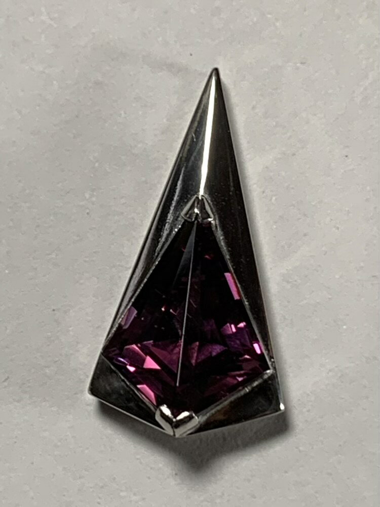 商品説明素材 地金：Pt900ガーネット：8.62ctペンダントトップサイズ： 縦 約23.6mm、 横 約12.4mm 注意 写真写りやお使いのモニターの発色の具合によって、実際のものと色が異なる場合がありますのでご注意ください。