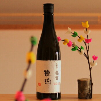 商品名 龍宮、琥珀 2025 黒糖焼酎 樫樽貯蔵 38度　720ml 産地 鹿児島県、奄美大島 生産者 (有)富田酒造場 原材料 黒糖(徳南製糖産)、米麹(国産米)・黒麹 製造 常温常圧蒸留／甕仕込み 貯蔵 樫樽（マディラ樽由来） 製造年 2025年 アルコール度 38％ 容量 720ml　 酒種 乙類焼酎（単式蒸留） 発売 2026年9月以降　JAN：なし 保存方法 常温保管可。瓶内熟成します。富田酒造場 自由な香味表現の追求　 黒糖焼酎 「琥珀」 2025　 　富田酒造場の造る黒糖焼酎を樽で中長期間静かに熟成させた複数の原酒を厳選しブレンド。 黒糖焼酎という明確な枠組みの中で、制限の範囲を見極めながらも最大限に自由な香味表現を追求しました。 トトップノートには、今回使用したマデイラ樽由来の甘く甘美で、且つウッディな奥行きのある香り。口に含めば、バニリン・蜂蜜を想起させる濃密な甘さが広がり、余韻にかけブレンドに使用した龍宮原酒『らんかん』の弾けるような力強さが顔を出します。 樽熟成がもたらす芳醇さと、富田酒造場の黒糖焼酎が本来持つ香味。その両者がせめぎ合い、そして調和した一本に仕上がりました。 　 原料には徳之島にある貴重な「徳南製糖」の黒糖を使用 徳南製糖で使われるサトウキビは、サンゴ礁の堆積でできた琉球石灰層を通ったミネラル豊富な硬水と潮風を浴びて育ちます。そのサトウキビを手刈りで収穫し搾り、バカス(搾りかす)などを燃料に直火で煮詰めながら丁寧にアクを取り除くなど、手間ひまを惜しまない伝統的な製法で製糖されています。 蔵の創業は昭和26年（1951年）11月1日。 戦後、奄美群島はアメリカの統治下となり、日本に復帰するのは1954年のクリスマスまで待たねばなりませんでしたがそれに、先立つ約3年前のことになります。蔵元の先代が大島支庁の公務を退職し、不足していたカメや水道管を集めて焼酎造りをスタートさせたのが始まりです。 かめ仕込みならではの味わいを求め黒麹を復活した頃、日本名門酒会と出会い、そのやわらかくふくらみのある味は全国に知られるようになりました。 奄美諸島にだけ製造が認められている黒糖焼酎。 その黒糖焼酎蔵の中で最も小さな蔵が龍宮の醸造元・富田酒造場。 創業以来、甕壺(かめつぼ)を使用し、昔ながらの丁寧な仕込みを行っています。 海からさほど離れていない山すその蔵は、一年中海を渡る季節風に包まれ、冬は潮風、春・夏・秋は森の香りに包まれます。 焼酎好きの方にはこの奄美の風を感じてもらいましょう。 　 黒糖焼酎蔵の中でも最も小さな蔵が挑戦する 黒糖焼酎　樫樽貯蔵「琥珀」38度