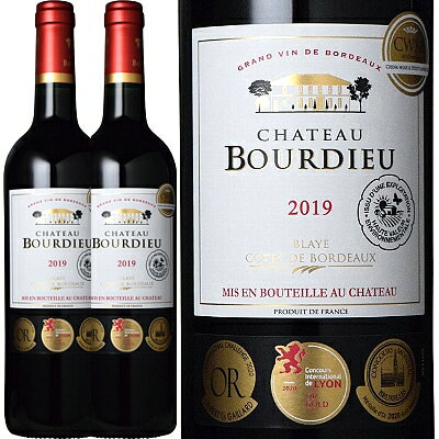 ワイン名 Chateau Bourdieu 2019 2 bottoles 産国 フランス、ボルドー、ブライ 産地呼称 ブライ コート・ド・ボルドーAC 生産者 シャトー元詰 品種 メルロー 87%/カベルネ・ソーヴィニヨン 10%/カベルネ・フラン 3% 醸造 ステンレスタンク醗酵。ステンレスタンク18カ月熟成 アルコール度 14．5％ 容量 750ml タイプ 赤ワイン。フルボディ サービス 15℃〜18℃。 now 〜 2027 保存方法 保存する場合は紫外線を避け、冷暗所に。 2019評価　金賞4個！の2019ヴィンテージ 2本【まとめて値】 シャトー・ブルテューの畑は、1464年から存在しており長い歴史を持つブドウ畑です。 濃いルビー色、熟した黒果実の香りが広がります。タンニンのしっかりした力強い赤ワインです。 2本まとめてどうぞ！　