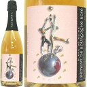 ワイン名 Lou Dumont (仲田晃司) Cremant de Bourgogne Rose Blanc de Noirs 産国 フランス、ブルゴーニュ地方 産地呼称 クレマン・ド・ブルゴーニュ 生産者 ルー・デュモン（仲田晃司） 品種 ピノノワール100％ 樹齢 20年 単位収獲量 65hl／ha 醸造 シャンパーニュ方式。12ヶ月間以上瓶熟成。セニエやアサンブラージュではなく、直接圧搾法で造ります。ドザージュは8g/l。 アルコール度 12度 容量 750ml タイプ ロゼ・スパークリングワイン。辛口 サービス 7℃〜10℃。 now 〜 2025 保存方法 保存する場合は紫外線を避け、冷暗所に。天・地・人 クレマン・ド・ブルゴーニュ　ロゼ (直接圧搾法で生まれた ブラン・ド・ノワール） コート・ド・ボーヌとオート・コート・ド・ボーヌ産のピノノワール100%。平均樹齢20年。収穫量65hl/ha。シャンパーニュ方式。12ヶ月間以上瓶熟成。セニエやアサンブラージュではなく、直接圧搾法で造ります。ドザージュは8g/l。 仲田晃司。 大学生時代にアルバイト先のフレンチレストランでワインに出会い、「いつか自分の手でワインを造ってみたい」という夢を抱いた青年は、1995年、頼るつてもなく単身渡仏。フランス語の勉強をしながら各地の醸造家の門を叩いて修行を重ね、2000年7月7日、ブルゴーニュの地にルー・デュモンを設立しました。 仲田さんのワイン造りを特徴付けているのは、まさしく日本人職人的と言うべき、周りがあきれるほど細部まで徹底的にこだわる仕事への執念です。仕込むワインのテロワールや個性を研究し尽くした上で、樽の選定眼や熟成成方法を駆使してワインを磨き上げます。 2003年5月、在りし日のアンリ・ジャイエ翁より「自分自身のアイデンティティをワインに表現せよ」との薫陶を受け、「日本人であるということ」「自然と人間に対する真摯な尊敬の念」の象徴として、「天・地・人」が生まれました。 「ワインを通じてアジアの架け橋になれればと願っています」という仲田さん。現在ルー・デュモンのワインは、日本、韓国、台湾、中国、シンガポールといったアジア諸国を中心に販売されています。 2008年8月、ジュヴレ・シャンベルタン村に念願の自社カーヴを取得しました。