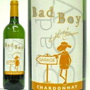 ワイン名 Jean-Luc Thunuvin. Bad Boy 2019 Chardonnay・/FONT&gt; 産国 フランス、ボルドー地方 産地呼称 ヴァン・ド・フランス（フランス産テーブルワイン） 生産者 ジャン・リュック・テュヌヴァン夫妻 醸造責任者 ジャン・リュック・テュヌヴァン氏 品種 シャルドネ種100% 自然派ワイン リュット・レゾネ 面積 1ヘクタール 植栽密度 8000 本／ha 単位収獲量 50 hl／ha 醸造 発酵は500リットルのバレルで実施。熟成は50%は500リットルの同じバレルで，50%は新樽で10ヶ月シュール・リー熟成。“ヴァランドロー・ブラン”の熟成に使用したバリックが使用されている。濾過して瓶詰め。 アルコール度 15．5度 容量 750ml 年間生産本数 約 2，100本 タイプ 白ワイン。辛口 サービス 9℃～12℃。 now ～ 2034 保存方法 保存する場合は紫外線を避け、冷暗所に。 ＊ クール便はオプションで有料（250円)となります。送料無料の場合でもご負担をお願いしております。 ご希望の方はクール便をご指定ください。改めて訂正した計算書をお届けいたします。Jean-Luc Thunuvin Chardonnay Vin de France 品種の特徴が表現された樽香とアカシアの花の香り。厚みがある豊かな果実味。アタックは柔らかく、しっかりとした酸。 シャトー・ヴァランドロー，ヴィルジニー・ヴァランドローに使われる白ブドウの畑のすぐ隣の1haに植えられたシャルドネに由来。南東向きの粘土石灰土壌。2012がファースト・ヴィンテージ。植樹比率は8,000本/haで，厳しい剪定を行い収量は50hl/ha。 ブルゴーニュ・ブラン好きのテュヌヴァン夫妻は，ボルドーの伝統的な品種以外の品種を植えてみたいと考え，2011年に成功するかもしれないという期待を込めてシャルドネを植樹。 発酵は500リットルのバレルで実施。熟成は50%は500リットルの同じバレルで，50%は新樽で10ヶ月シュール・リー熟成。“ヴァランドロー・ブラン”の熟成に使用したバリックが使用されている。濾過して瓶詰め。AOCボルドーではシャルドネ品種は認められていないため，ヴァン・ド・フランスとしてリリースされた。規格外のワインとして，やんちゃ者シリーズの“バッド・ボーイ”の名を取った。2019年物の生産本数は約2,100本。 『樹齢が古くなるのを待たなければいけないが，おいしいワインに仕上がった。』 とテュヌヴァンが自身のブログでコメントしている。 　 　 テュヌヴァンの“悪ガキ”ぶりの真骨頂！ ボルドーのシャドネ Bad-Boy Chardonnay