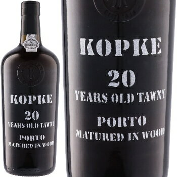 ワイン名 Kopke 20 Years Old Tawny Porto 産国 ポルトガル、ドゥリエンセ 産地呼称 ポルトD.O.C. 生産者 コプケ 品種 トウリガ・ナシオナル25％、ティンタ・ロリス25％、ティンタ・バロッカ25％、トウリガ・フランカ25％ 醸造 ステンレスタンク、ステンレスタンクにてマロ・ラクティック醗酵。オーク樽にて84カ月以上(新樽は使用せず、300ー650L,ポルトガル) アルコール度 20％ 容量 750ml 生産本数 25，000本 栓 コルク栓 残糖 121 g/L タイプ ポートワイン。極甘口 サービス 13℃～15℃／ now ～2038 保存方法 紫外線を避け、冷暗所 ビオ情報 サステナブル農法 商品サイズ (幅/高さ/奥行) 89 x 240 x 89 mm 荷姿 1本ギフト木箱入り 輸入元 モトックス　4997678202187 評価 ・ワインスペクテーター：　94点 ・ンターナショナル・ワイン・チャレンジ 2020 ：　シルバー&amp;94点 ・インターナショナル・ワイン&amp;スピリッツ・コンペティション 2020 ：　シルバー&amp;92点 ＊クール便はオプションで有料（250円）です。ご希望の方は、クール便をご指定ください。新規取扱品 1638年創業！ 世界最古のポートワインハウス コプケ 20年熟成 平均20年の熟成を経て出荷されるトウニーポート。オレンジがかった美しい色合いに、ドライフルーツやスパイスの華やかなアロマ。プルーンや紅茶を想わせる複雑で深みのある味わい。残糖： 121 g/L 　 　 コプケの創業は古く1638年、長いポートワインの歴史のなかでも「最古のポートワインハウス」として知られています。物語は1630年代にドイツ人実業家、ニコラウ・コプケがハンザ同盟の総領事としてリスボンに駐在したところから始まります。もともとは故郷のハンブルグにポートワインを輸出し始めたのがきっかけとなり、やがて父クリスチャンと共にコプケブランドを立ち上げました。1780年代になるとドウロ地域の畑を購入し、いち早く自社でワインを造りを始めました。ポートワインが徐々に人気を博し、ビジネスの中核を担うようになる中で、コプケはワインの生産から船積までを自社一貫して行うモデルを構築し、革新的な存在となりました。 歴史深いコプケにはまた、時の遺産である古酒の潤沢なライブラリーが未来の世代へと大切に保管されて、飲み手を一層楽しませてくれます。 ”ドウロ渓谷。それは時間のみが築き得る場所。コプケで働く私たちはこの類まれなる時を扱う手工芸人です。ここで行われるあらゆる仕事は、長い時が築いた経験、知識、情熱という名の遺産によって、いっそう素晴らしいものとなるのです。” サステーナブルなワイン生産者のお手本 コプケの最大の挑戦は畑に持続的な農法を反映させることです。地域の環境を保全するために除草剤の使用を減らし、生物多様性を向上することに努めています。自社畑のブドウ樹の間には多くの土着の植物が植わっていますが、この自然の芝生は水不足を回避すると同時に、虫の住処を造ることで土地の多様性を高めています。これらの動植物が長く生きられるように、畑は徹底的に観察、管理されています。 最高ランクの畑「キンタ・デ・サン・ルイース」 キンタ・デ・サン・ルイースはコプケのワインが誕生する畑であり、最も品質の良いブドウを産出するとされるシマ・コルゴの中でも、ピニョン近隣のサブリジョン、ハイ・コルゴに位置しています。ポートの畑は風向きや土壌、標高など様々な点から評価された総合点でAからFランクまで存在しますが、Aランクの畑が多く存在するのが「キンタ・デ・サン・ルイース」です。総面積は125ヘクタールで、畑には数多くの古木があり、一本一本丹念に手入れされています。地理的にも多くの利点がありますが、渓谷の急な斜面は川面70メートルから尾根までの600メートルに至り、広範囲にブドウを植樹することができます。テロワールの多様性はとてつもなく、ここがコプケワインの揺りかごであり、引き継ぐべき遺産そのものなのです。 コプケ社、限定品3アイテム 世界最古のポートハウス、コプケから 「単一収穫年」「20年熟成」「40年熟成」の上級トウニーが 数量限定で登場