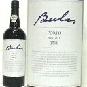 ワイン名 Bulas. 2011 Vintage Port 750ml 産国 ポルトガル、ドウロ 産地呼称・格付 ポートワイン（ヴィンテージポート） 土壌 シスト土壌 生産者 ブラス社(ブラス家当主：ジョゼ・アフォンソ・ブラス・クラス氏) 品種 伝統的な混植(約50種の土着品種) 主な品種：トウリガ・ナショナル、トウリガ・フランカ、ティンタ・ロリス、ティンタ・バッロカなど 樹齢 80年以上 単位収獲量 20 hl/ha 醸造 醗酵：ラガール（ステンレスタンク4000-5000L、合成樹脂タンク500-700L）、熟成：ステンレスタンク熟成24か月。 瓶詰・貯蔵地 オポルト（ヴィラ・ノヴァ・デ・ガイヤ） 保管状態 蔵元のセラーに瓶詰めされた状態で熟成されるため、ボトル外観に汚れなどがある場合がございます。(リコルクあり)予めご了承ください。 アルコール度 19．5％ 容量 750ml。 年間平均生産量 3，000本 自然派ワイン サステーナブル農法 ／認証機関：PRODI タイプ ポートワイン（甘味果実酒。甘口） サービス 瓶詰めの際に軽くフィルターを通すだけで清澄や濾過を行っていないため、場合によってはデカンティングの必用があります。サーヴィス前、数時間は瓶を立てておくことをお勧めします。温度は冷やしてもよし！常温でも良し！ 保存方法 紫外線を避け、冷暗所 評価 サクラ・ワインアワ－ド2015：金賞 インポーター モトックス JAN 4997678482473世界遺産、ドウロの誇り！ヴィンテージ・ポート Bulas 2011は 「 ヴィンテージ宣言 」 ブラス社がヴィンテージ宣言をした、いわゆる「ヴィンテージ・ポート」。 ヴィンテージ・ポートは、生産会社の記念の年や良年にのみ生産されるポートワインで、毎年生産されることはなく、10年間に2～4回ほどヴィンテージ宣言され、生産される。 ダークベリーなどの凝縮した黒果実のアロマに存在感のあるフィネス、豪華な余韻が楽しめる逸品です。ダークベリーなどの凝縮した黒果実のアロマに存在感のあるフィネス、豪華な余韻が楽しめる逸品です。 　 ヴィンテージポート： ヴィンテージポートワインの特徴としては、その年ごとのポートワインの環境状況が良いと思われる時期に「ヴィンテージポート」としての「宣言」が行われることです。 環境状況が良いとは、その年に「最高の品質のワインが出来た」ということと、その宣言をしようとする時期に、市場環境が整っているということです。例えば1931年は素晴らしい年だったが、1932年から1933年にかけての大不況のためにヴィンテージ宣言をするどころではなかった時は、その宣言はされません。 ポートワインを製造する大手業者の大半がその品質とタイミングに同意した時に初めてヴィンテージ宣言が出されるというシステムになっているのです。 しかし、ヴィンテージポートの難点は、熟成に長い時間がかかってしまう事といわれています。 少なくとも10年から20年さらにもっと寝かせなければいけないので、出荷からお金の回収までに大変な時間と資本がかかってしまう事が難点のひとつと言われています。 しかしピークのヴィンテージポートは、至高のポートワインになっているのです。（WANDS online No.10 Feb 2003より転載) 　 　 ワイナリー：　Bulas Jose Afonso Moreno Bulas Cruz e Maria Gabriel Moreno Bulas Cruz ブラス家はドウロで何世代にも亘ってワイン造りに携わっていた名家。 ブラスのロゴになっているのは現オーナーの祖父によるサイン。 彼はドウロ地区においてポートワイン産業への貢献が認められ尊敬を集めていた人物で、ブラスは彼らの名前であり誇るべきブランド名になっています。 世界最古の原産地呼称管理法は1756年、ポートワインのために誕生しました。 当時既に世界的な評判を得ていたポートワインの品質を守るために設立され、そのワイン産地としての境界線はこういった石碑によって示されていました。 なんとブラス家が所有する畑にはその石碑が実存。 原産地呼称管理法施行の2年後、1758年に設置されたものです。 彼らの畑がいかに古くから存在している、貴重な遺産であるかを物語っています。 ブドウ栽培の歴史を13世紀にまでさかのぼることが可能なブラスの自社畑では、 ポルトガルならではの土着品種の混植が残されています。 その種類は実に約50種。さらにそれぞれが樹齢80年以上という貴重な古木ばかり（一部若い区画は20年以上もあります）。 ブラス家が所有する畑では、ブドウの樹はドウロ川の右岸に広がる「テラス（段々畑）」に植えられています。ほとんどの畑が真南向きの斜面で、一部の樹は樹齢80年以上にもなる古木。畑はほとんど川に触れるようにして在り、標高の低い＝川に近いほど高品質なブドウが収穫されます。ブラス家が所有する畑はすべてポートワイン協会によって最高ランクである「A」に格付けされています。 ※ランク付けは…「標高」「収量」「土壌」「立地」「仕立て」「ブドウの品質」「傾斜」などの項目で厳密に採点されます。（毎年更新） ブラスのブドウは全て注意深く人に手によって収穫され、第1選別の工程となります。さらに、ワイナリーで人の手による2回目の選果が行われ、最高品質のブドウのみがワイン造りに使用されます。そのため、ブラスが造るポートワインは全て限定生産。年間生産量が1万本を超えるポートワインは存在しません。 人類の叡智が造りだした特別な景観、「段々畑」 ドウロ川沿いに急斜面が続く谷あいの産地、ドウロ。ブドウ栽培の歴史は古く、一説には3000年前から既に栽培は行われていたとも言われています。ブドウ栽培には適しているものの、傾度の厳しい斜面のため人々は何世紀に亘る努力でこの一帯に段々畑（テラスと呼ばれます）をつくり上げてきました。 今日でもこの段々畑はドウロ一帯に広がり、UNESCO世界遺産にも登録される特別な景観をつくりだしています。　