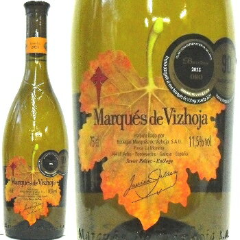 ワイン名 Bodegas Marques de Vizhoja Marques de Vizhoja・ Vino de Mesa 産国 スペイン、ガリシア地方、ポンテペドラ県 産地呼称・格付 リアス・バイシャス地域のテーブルワイン 生産者 マルケス・デ・ビソハ社 品種 アルバリーニョ主体、トレシャドーラ、ロゥレイロ 収穫 醸造 ステンレスタンク醗酵、タンク熟成 瓶詰 アルコール度 11．5％ 容量 750ml タイプ 白ワイン、ミディアムライト・中辛口 サービス 8℃〜11℃／ now 〜　2028年 保存方法 紫外線を避け、冷暗所 自然派ワイン アルバリーニョ Albarino ： 白ブドウ。スペイン、リアス・バイシャスの白ワインを造る。リアス・バイシャスDOのあるガリシア地方原産の品種と考えられ、この地のブドウ栽培面積の96％を占める。この地以外では、ポルトガル北部で極少量栽培される程度のローカル品種。また、栽培方法も日本の棚仕立てに近い、半棚仕立て方式（パーゴラ仕立て）。 翡翠色したブドウで、ワインも若葉の緑色の反射を残す美しい輝き、清楚で上品な香りと新鮮で清らかな香り。しっかりとした骨組み、且つヴィロードのような滑らかさ、余韻も長いワインとなる。リースリングに似た味香もあることから、一時リースリングと同一品種では？という議論もあったそうだが、現在は別モノという結論に達している。魚介にとてもよく合うスペインの白ワイン ボトルネックの “かれい” のエッチングはおしゃれ！ 金色を含んだ淡いレモンイエロー。柔らかい若葉シトラスの香り。ちょっぴり残糖を感じるやさしい辛口です。全体としてセミヨンに似た味わいです。 ヴィーノ・デ・メーサですので、ヴィンテージの表示義務はありませんが、ネックに小さく2021年と記載があります。 スペイン北西部ガリシア州の海岸沿いがリアス・バイシャスD.Oの地域で、スペインで最高品質の白ワイン産地です。フィヨルドのように入り組んだ入江の海岸で、「リアス式海岸」の語源でもある。アルバリーニョというこの地方固有と言って良いような品種は葡萄樹の仕立ても「半棚栽培」というユニークなものです。 リアスバイシャスDOはアルバリーニョ100％に認められるDOです。このため、トレシャドーラ、ロゥレイロ種をブレンドしたこのワインはテーブルワインとしか名乗ることができませんが、マルケス・デ・ビソハ社で最も普及に力を注いでいるワインです。多くの方にガリシアの白ワインを楽しんでいただきたいという思いからです。 ボトルデザインにも大いに注意を払いました。ブドウの葉をあしらったエチケットに、ボトルネックには “ドーバー・ソイルに合わせて！” と訴えるように“かれい”がエッチングされており、これはペンダントのようです。 おいしいだけでなく外見の気遣いもうれしいワインですので、プレゼントにしても印象に残るワインです。 ＜　2021 ヴィンテージ　＞ バッカス2022：Gold ジェームス・サックリン：90点